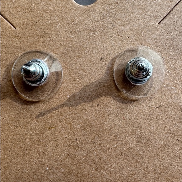 Swarovski Emerald Green Crystal Earrings - Picture 4 of 4